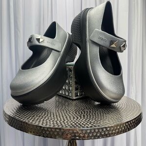 CROCS Metallic Silver Mary Jane Platform Clogs with Studded Strap Women’s Size 7